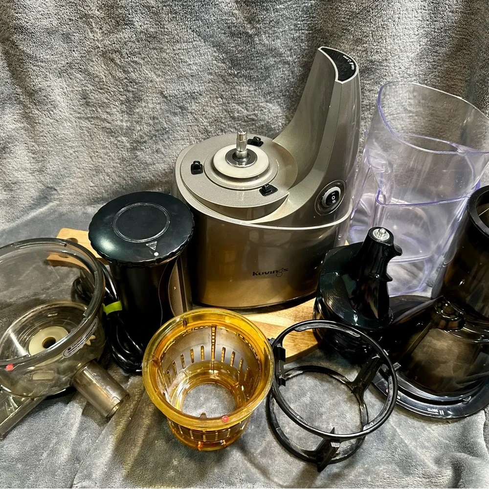 Kuvings Slow Juicer - Silver and Black